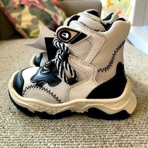 Leather sneakers Size 4